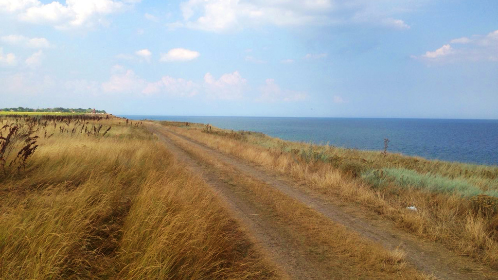 Дорога на краю урвища, де я згодом і розташуюся